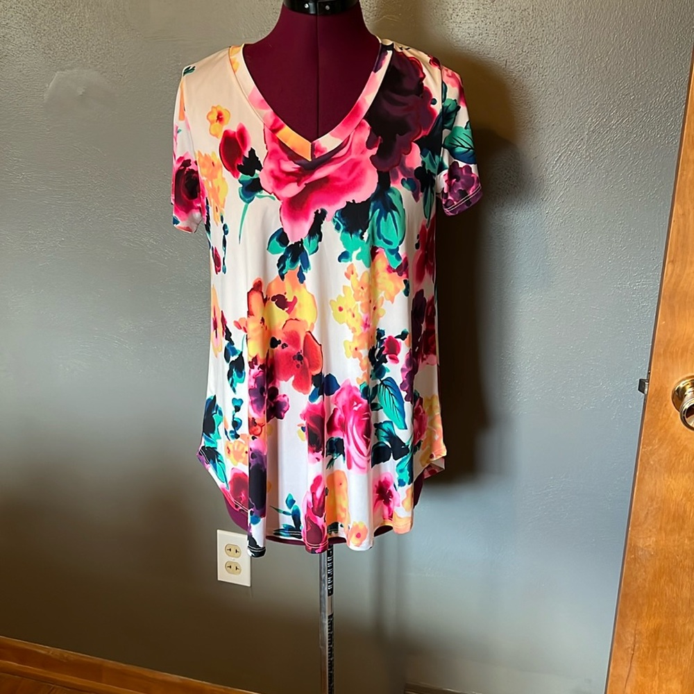 Flowery Short sleeved lightweight top size small